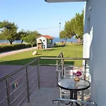 Ξενοδοχείο με διαμερίσματα Akrogiali 4*